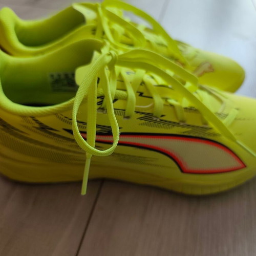 Ultra 6 Play It Football Boots Puma unisex size 38 like new, yellow
