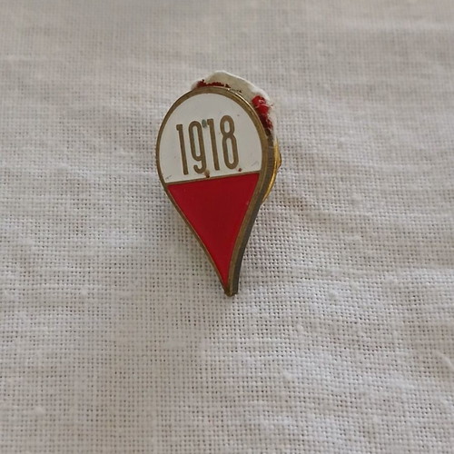 1918 pin, white and red