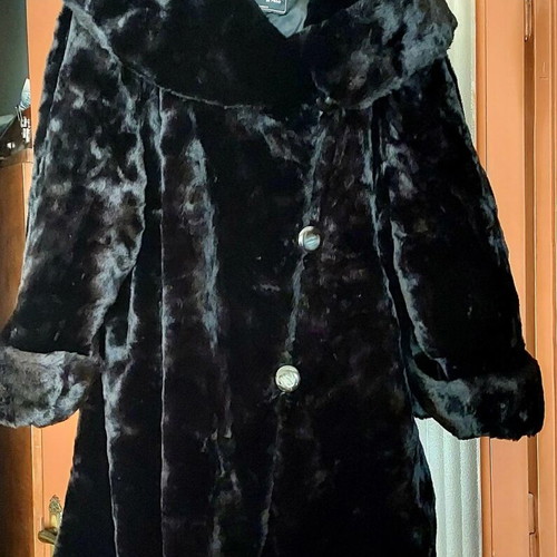 Fur coat black like new, from France, size L