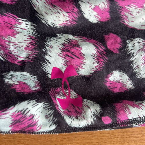 Under Armour 3/4 leggings black with pink and light blue like new S/M