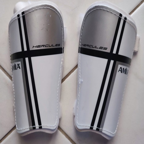 Amila Hercules Football Shin Guards like new, ages 8-12
