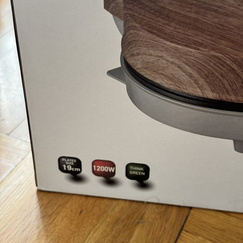 Waffle maker like new, heart-shaped waffles