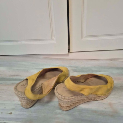 Viguera leather yellow peep toe espadrilles size 39 used
