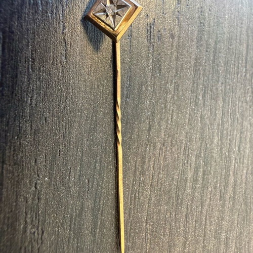Gold pin 18k with diamond like new