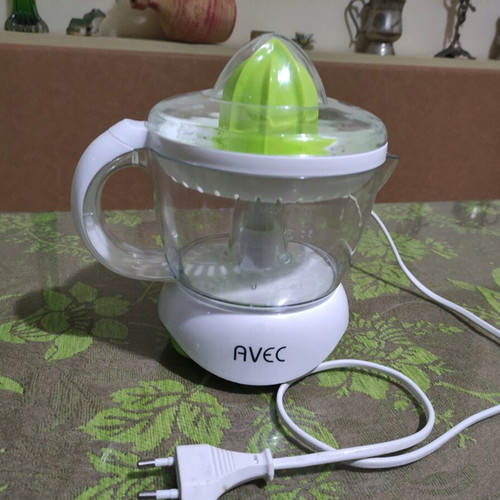 Avec electric juicer like new, 25 Watt, 700 mL