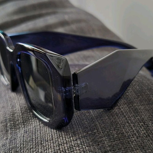 Sunglasses like new, blue, in excellent scratch-free condition