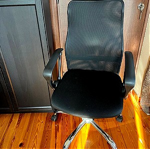 Καρέκλα γραφείου σε χειρουλια