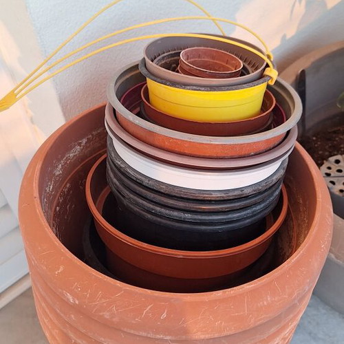 Plastic pots bundle 25-30 pieces, like new