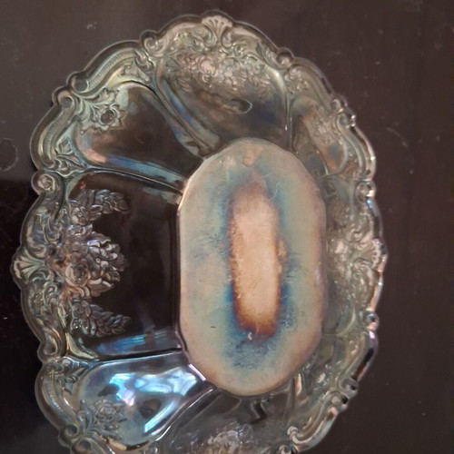 Silver-plated bowl like new with embossed designs 20.5×15.5 cm