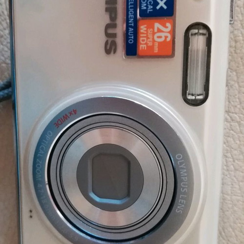 Φωτογραφική μηχανή Olympus fe μεταχειρισμένη με 2 μπαταρίες και κάρτα μνήμης 4GB