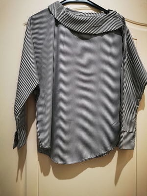Blouse with smile neckline like new, striped black and white