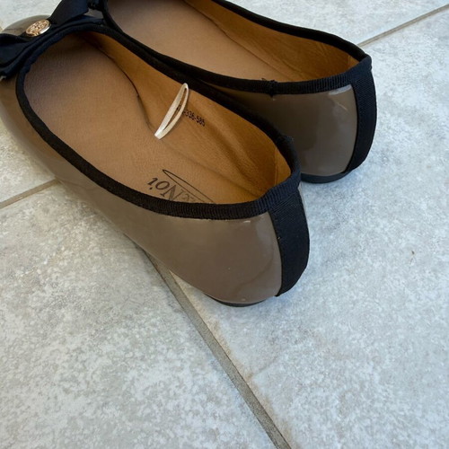 Vintage patent leather ballerinas like new, brown with black bow