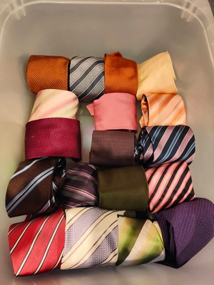 Branded ties like new, pack of 18, multicolored