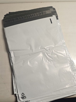Σακούλες κούριερ σε μέγεθος 23 x 32,5 εκ.