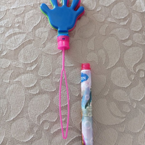 Frozen bubble blower with clapping sound