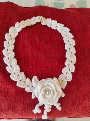 Handmade knitted necklace white, new