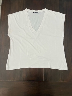 Zara V white t-shirt size L like new
