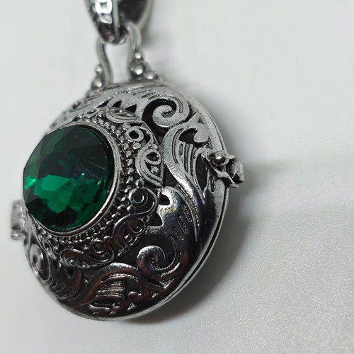 Locket pendant with green crystal vintage like new