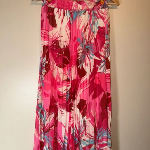 Floral pleated skirt like new in excellent condition