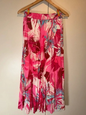 Floral pleated skirt like new in excellent condition