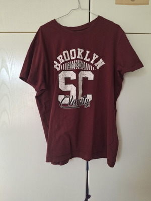Men's Burgundy T-Shirt Brooklyn Varsity XL like new