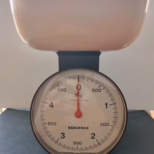 Kitchen scale used, maximum weight 5 kilograms