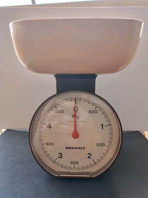 Kitchen scale used, maximum weight 5 kilograms