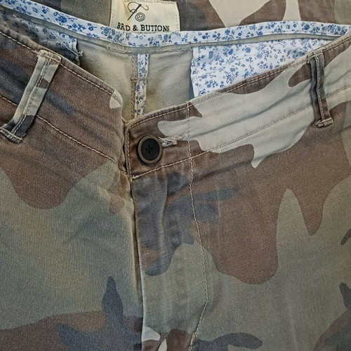 Men's khaki military style shorts XL used Brid And Buttons