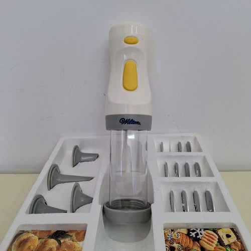 Wilton Cookie Master Plus Electric Cookie Press Vintage Complete Set