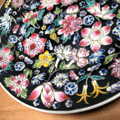 Set of 2 vintage Chinese porcelain decorative plates like new