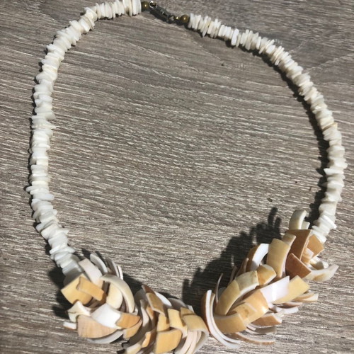 Shell necklace new in beige and white