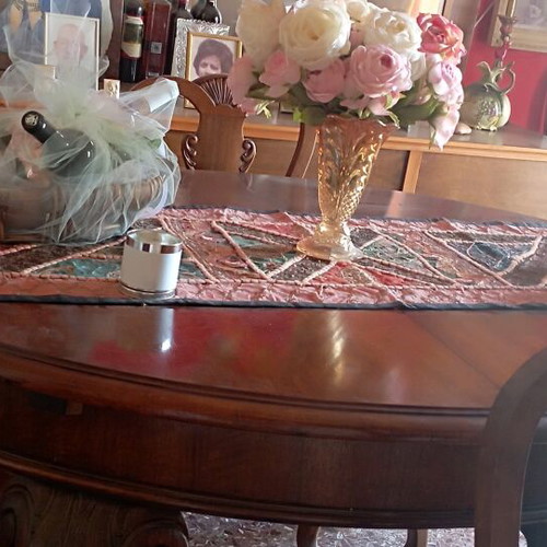 English antique dining table set like new with six chairs