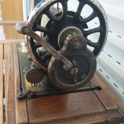 Vintage Singer sewing machine 1886 used, fiddle base design