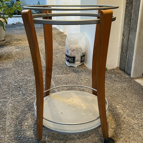 Coffee table with wheels used, suitable for bar