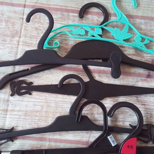 Children's plastic hangers like new, pack of 7 pieces