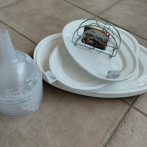 Kitchenware set new with 16 melamine trays, napkin holder and 7 funnels