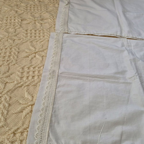 Bed sheet and 2 pillowcases white, like new, double bed size