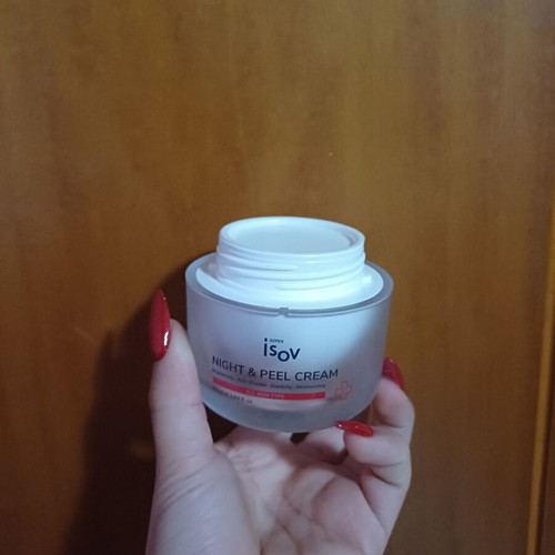 Night cream used with active ingredients for acne and wrinkles