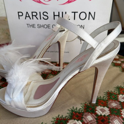 Paris Hilton high-heeled sandals like new, broken white satin with feathers