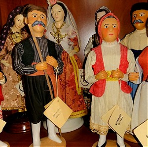 Συλλογή από κούκλες με παραδοσιακές φορεσιές