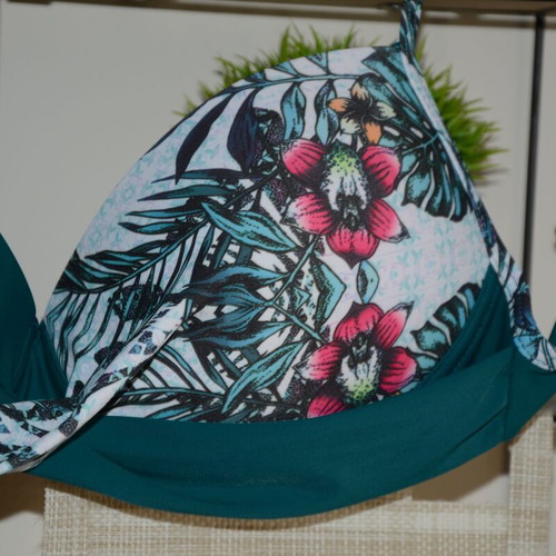 Swimwear top like new, chest circumference 68 cm, multicolor green