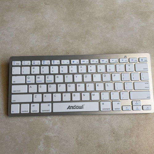 Wireless Bluetooth Keyboard like new, compatible with all devices