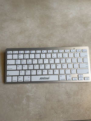 Wireless Bluetooth Keyboard like new, compatible with all devices