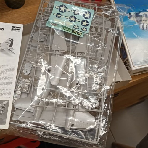 Hasegawa Boeing B-17G Flying Fortress model kit 1/72 scale, 1987 vintage