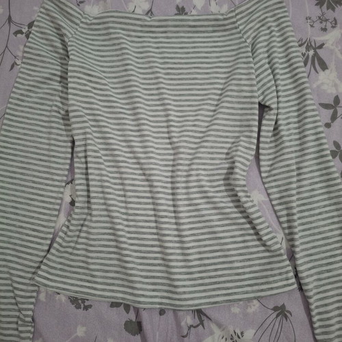 Striped off-shoulder top like new, size L, white and gray