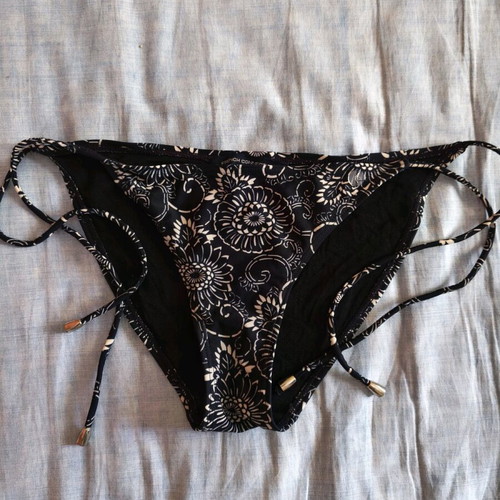French Connection bikini bottom like new, dark blue floral, size L