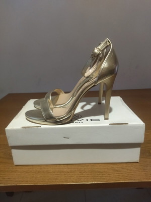 Γυναικεία χρυσά πέδιλα Envie Shoes νούμερο 39, τακούνι 10 εκ. σαν καινούργιο