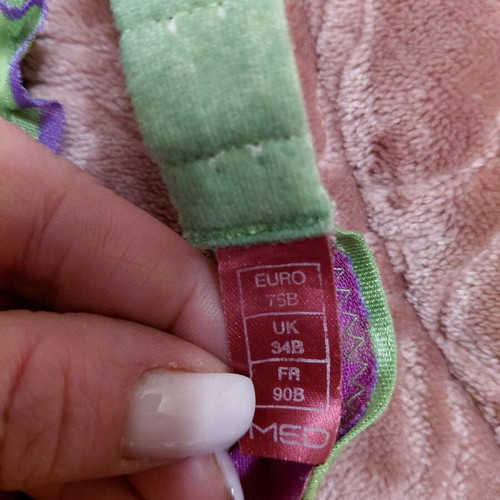 Med bra 75B like new with unique purple color