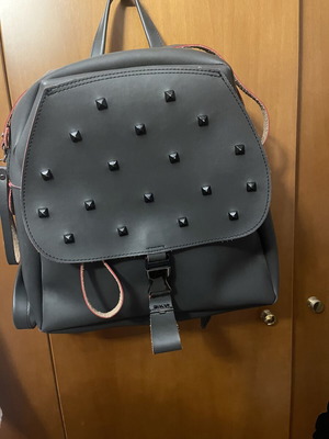 Δερμάτινο backpack FRNC σαν καινούργιο, γκρι με κόκκινες λεπτομέρειες και αποσπώμενο τσαντάκι