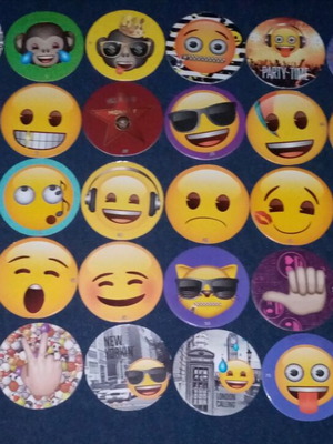 Τάπες Emoji Chipicao μεταχειρισμένες, σετ 50 τεμαχίων με 3 μεταλλικές